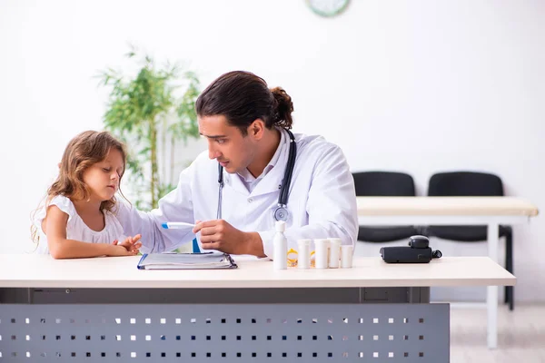 Jeune médecin pédiatre avec petite fille — Photo