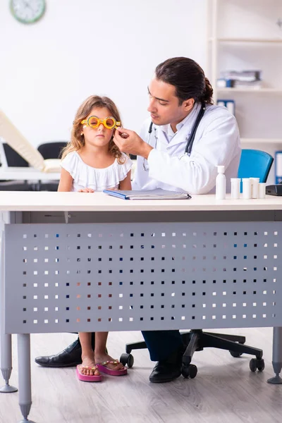 Jovem médico pediatra com menina pequena — Fotografia de Stock