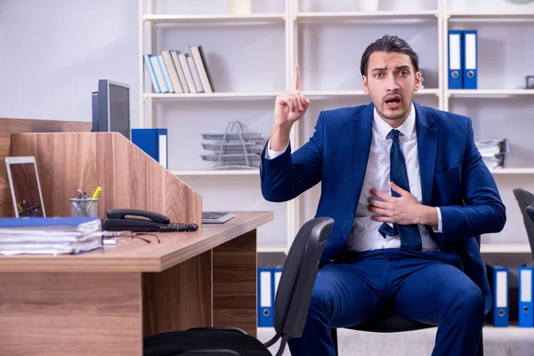 Jovem empresário bonito que trabalha no escritório — Fotografia de Stock