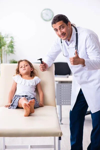 Giovane medico pediatra con bambina — Foto Stock