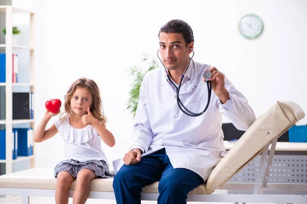 Joven pediatra médico con niña pequeña —  Fotos de Stock