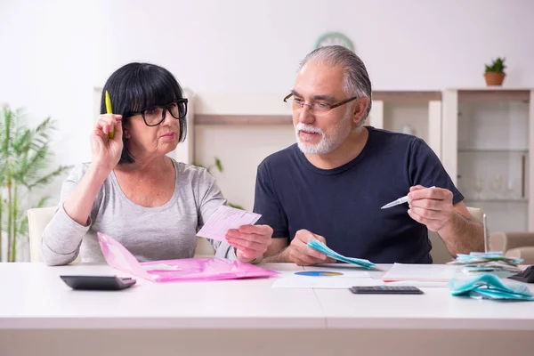 Pareja mayor discutiendo planes financieros — Foto de Stock