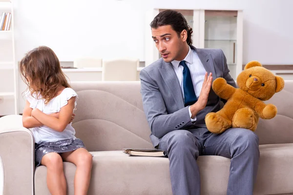 Child psychologist attending small girl — Stock Photo, Image