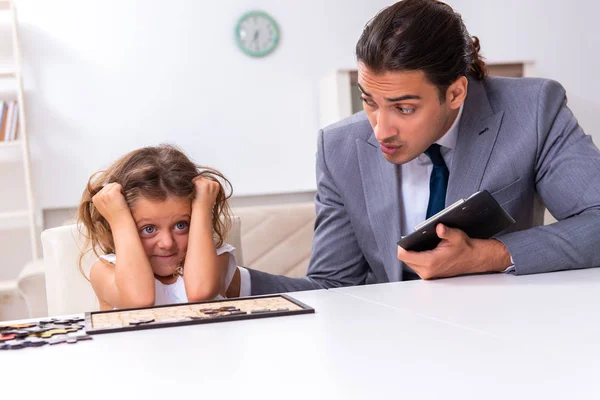 Kinderpsychologe betreut kleines Mädchen — Stockfoto