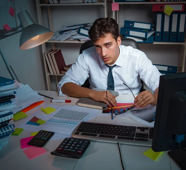 Uomo d'affari che lavora fino a tardi in ufficio — Foto Stock