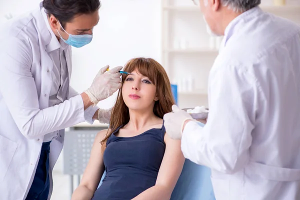 Dos médicos varones y una mujer joven en concepto de cirugía plástica —  Fotos de Stock