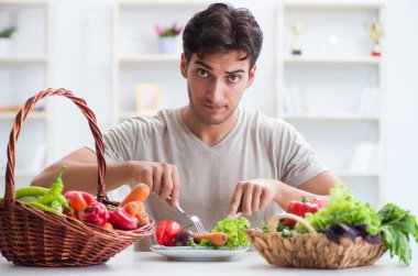 Sağlıklı beslenme ve beslenme konsepti olan genç adam
