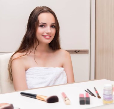 Güzellik anlayışı olan genç bir kadın.