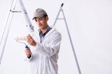 İnşaat alanında çalışan bir ressam.