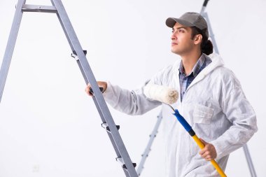 İnşaat alanında çalışan bir ressam.