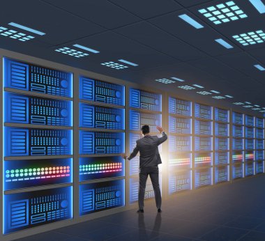 İş adamıyla büyük veri yönetimi kavramı