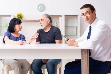 Finansal danışman yaşlı çifte emeklilik tavsiyesi veriyor