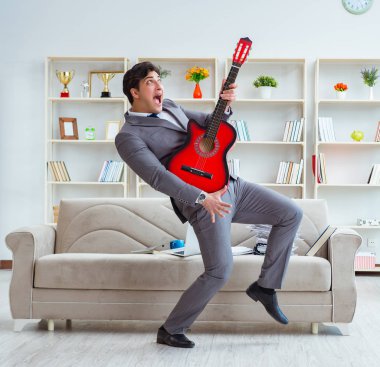 İş adamı tatile gidişini kutluyor