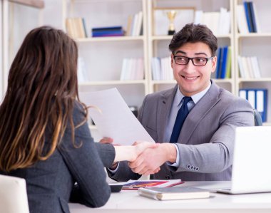 İş adamıyla iş kadını arasındaki iş görüşmesi