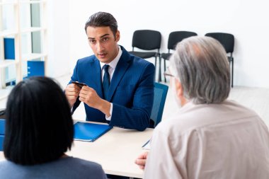 Finansal danışman yaşlı çifte emeklilik tavsiyesi veriyor