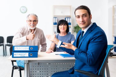 Finansal danışman yaşlı çifte emeklilik tavsiyesi veriyor