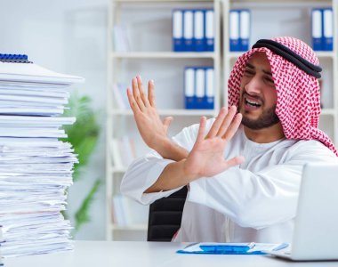 Ofiste çalışan Arap işadamı bir Pi ile evrak işi yapıyor.