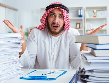 Ofiste çalışan Arap işadamı bir Pi ile evrak işi yapıyor.