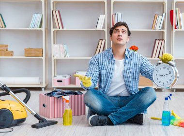 Adam evi temizliyor.