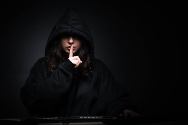 Ofiste güvenlik duvarını hackleyen kadın hacker.
