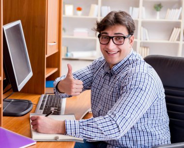 Bilgisayar masasında genç bir öğrenci