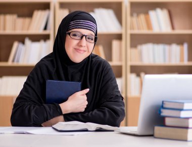 Türbanlı Müslüman kız sınavlara hazırlanıyor.