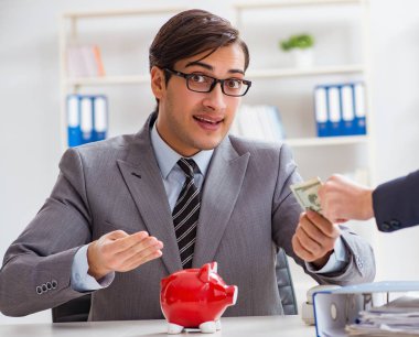 İşadamına yasaları çiğnediği için rüşvet teklif edildi