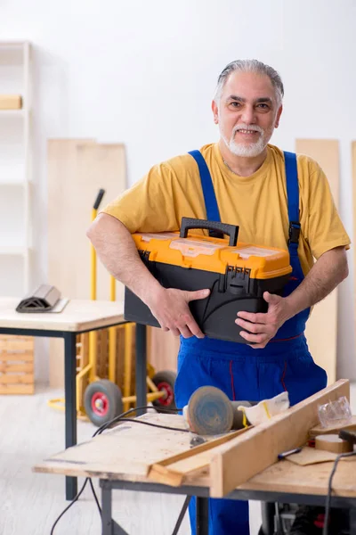 Alter Tischler arbeitet in Werkstatt — Stockfoto