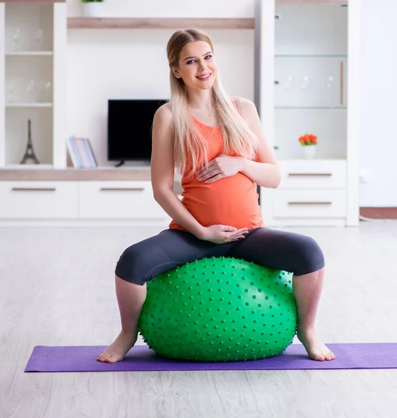 Giovane donna che si prepara per il parto esercitandosi a casa — Foto Stock