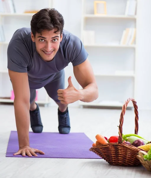 Man promoting the benefits of healthy eating and doing sports — Stock Photo, Image