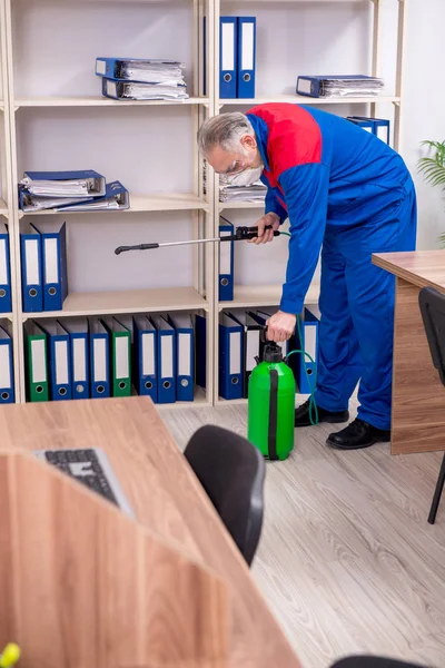 Stary profesjonalny wykonawca zajmujący się zwalczaniem szkodników w biurze — Zdjęcie stockowe