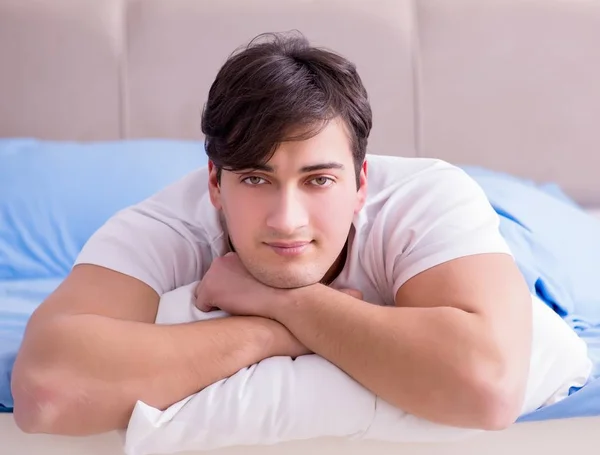Uomo affetto da insonnia sdraiato a letto — Foto Stock
