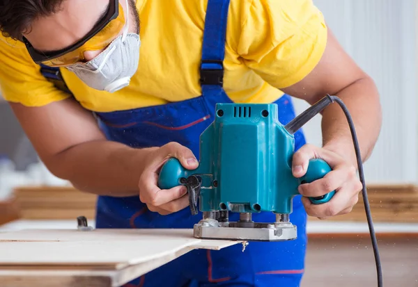 Schreiner arbeitet in der Werkstatt — Stockfoto