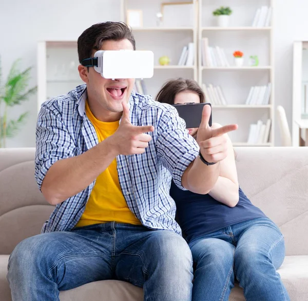 Jovem família jogando jogos com óculos de realidade virtual — Fotografia de Stock