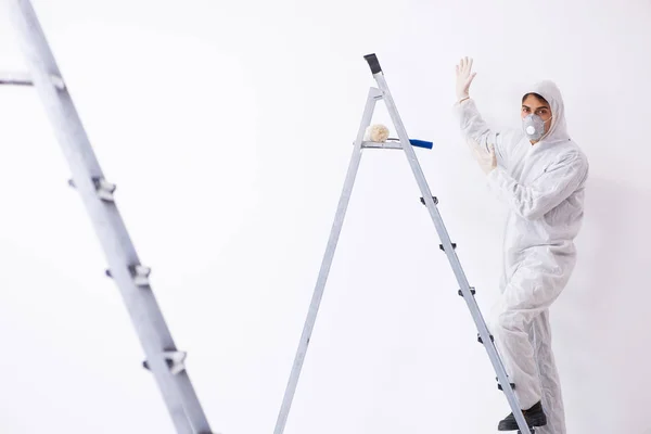 Pintor trabajando en obra — Foto de Stock