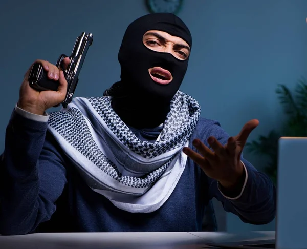 Teroris pencuri dengan pistol yang bekerja di komputer — Stok Foto