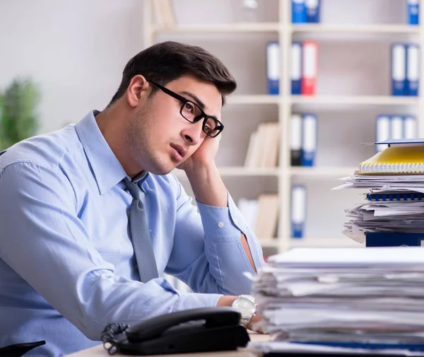 Äußerst umtriebiger Geschäftsmann im Amt — Stockfoto