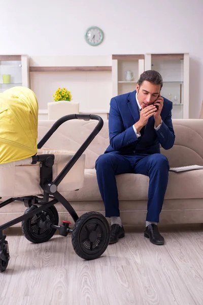 Joven hombre de negocios cuidando al bebé — Foto de Stock