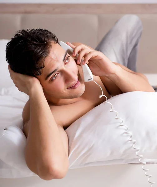 Young handsome shirtless guy showing nude torso sexy on bed at h — Stock Photo, Image
