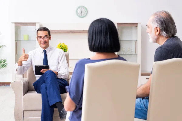 Oud echtpaar bezoekt psychiater arts — Stockfoto