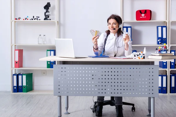 Médecine d'âge moyen dans le concept de télémédecine — Photo