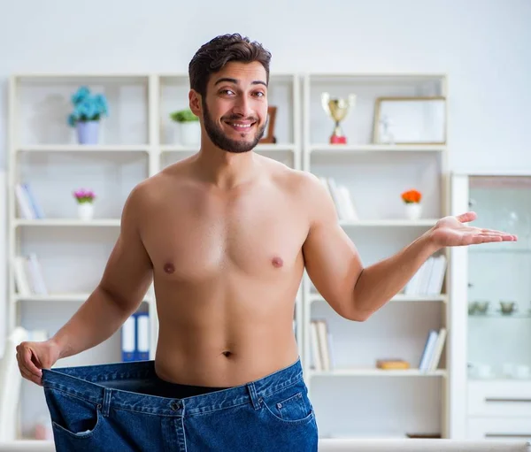 Mann in übergroßer Hose im Gewichtsverlust-Konzept — Stockfoto