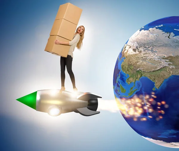 Kobieta latający jetpack i dostarczanie pudełek na całym świecie — Zdjęcie stockowe