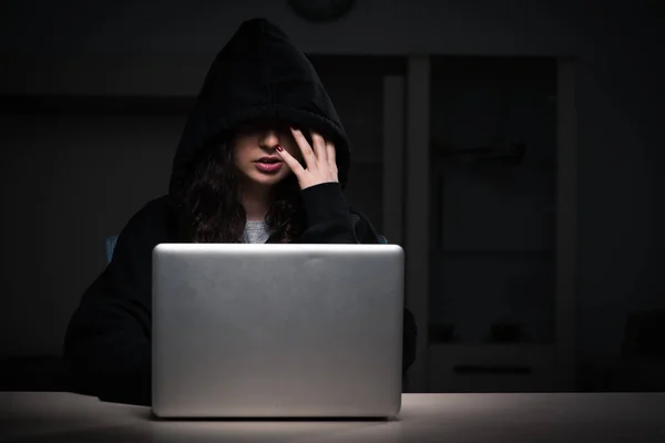 Mujer hacker piratería firewall de seguridad tarde en la oficina —  Fotos de Stock