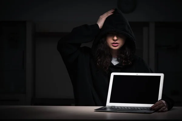 Female hacker hacking security firewall late in office — Stock Photo, Image