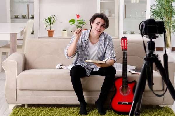 Genç gitarist blogu için video kaydediyor — Stok fotoğraf