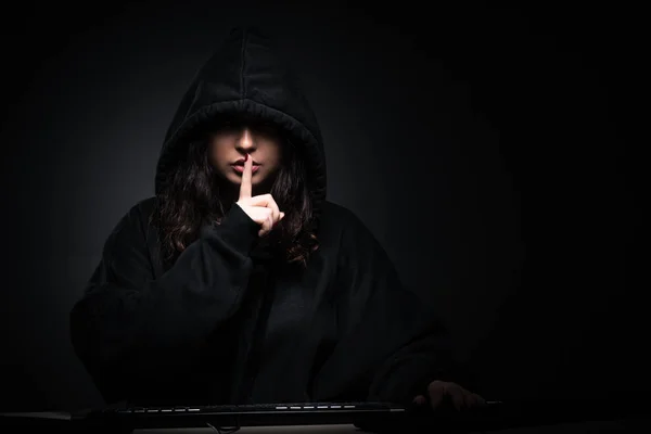 Mujer hacker piratería firewall de seguridad tarde en la oficina — Foto de Stock