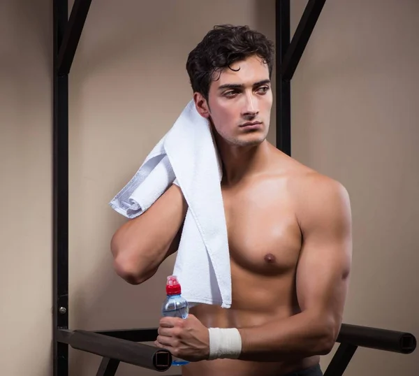 Hombre sediento bebiendo agua en el gimnasio deportivo — Foto de Stock