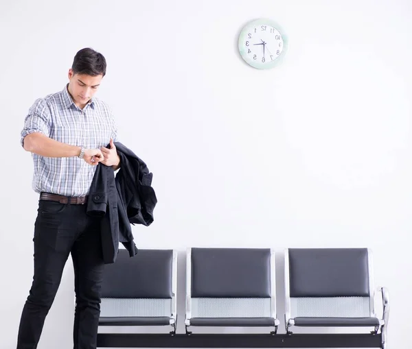 Homem nervosamente impacientemente esperando no lobby — Fotografia de Stock