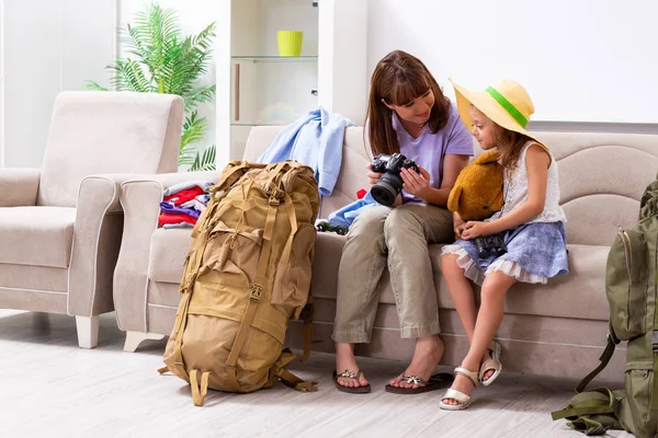 Feliz planejamento familiar viagem de férias — Fotografia de Stock